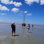 Bilder der trockengefallenen Exodus mit einigen Crew-Mitgliedern im Vordergrund