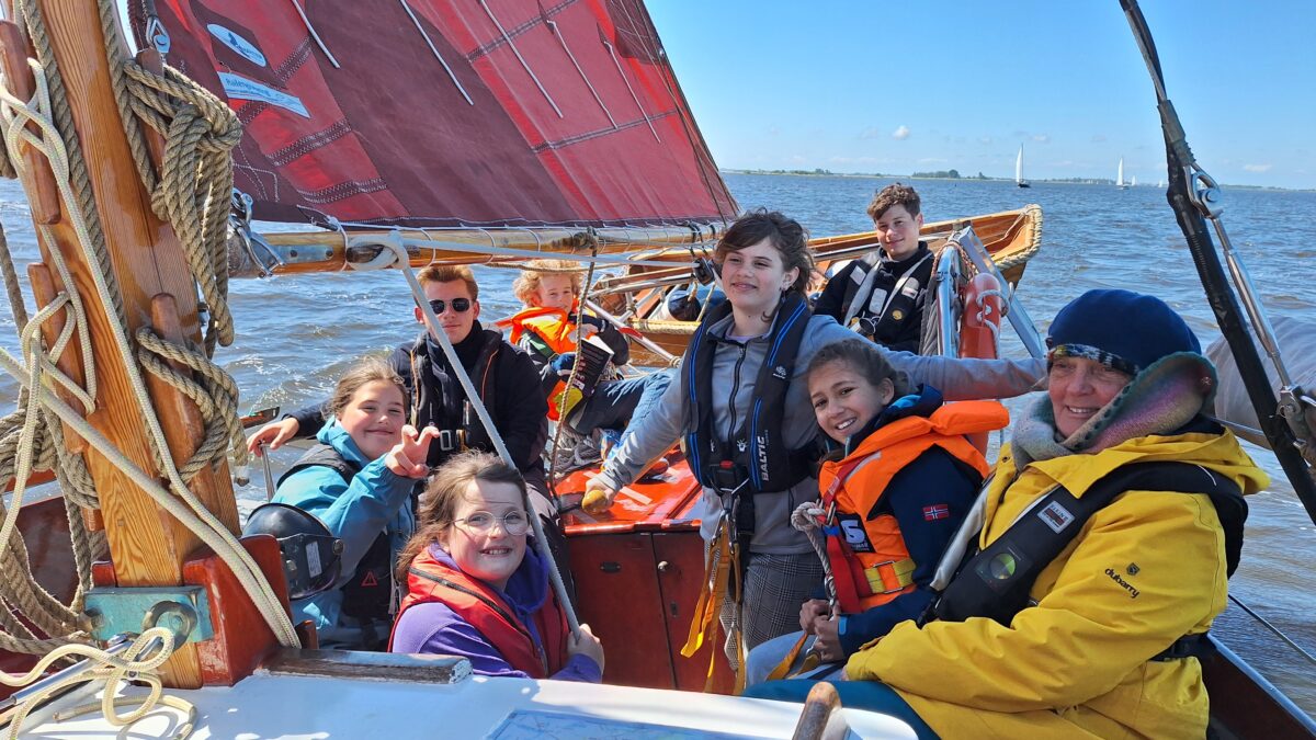Kinder im Cockpit der Exodus beim Segeln